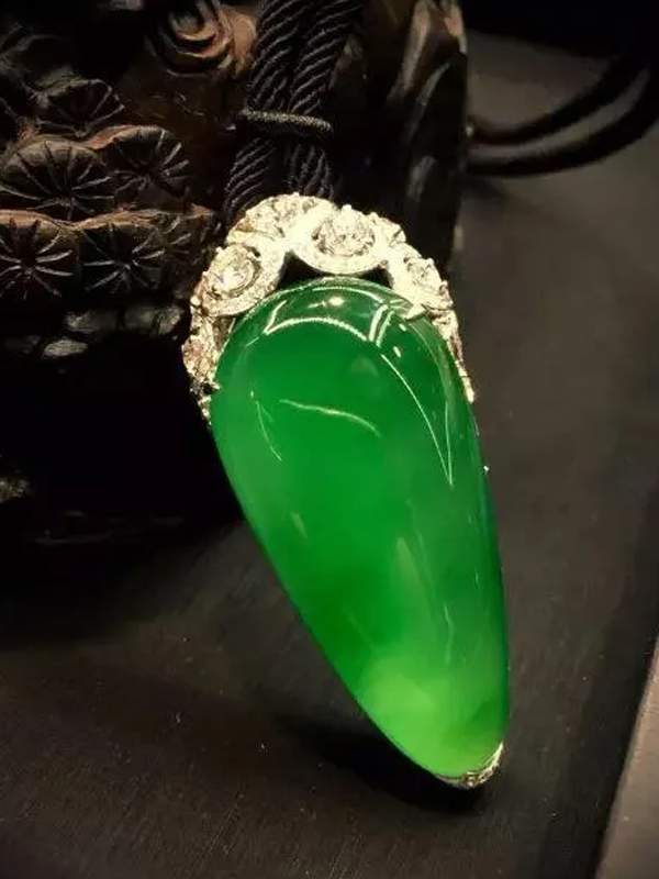 玉石鉴定师工作场景